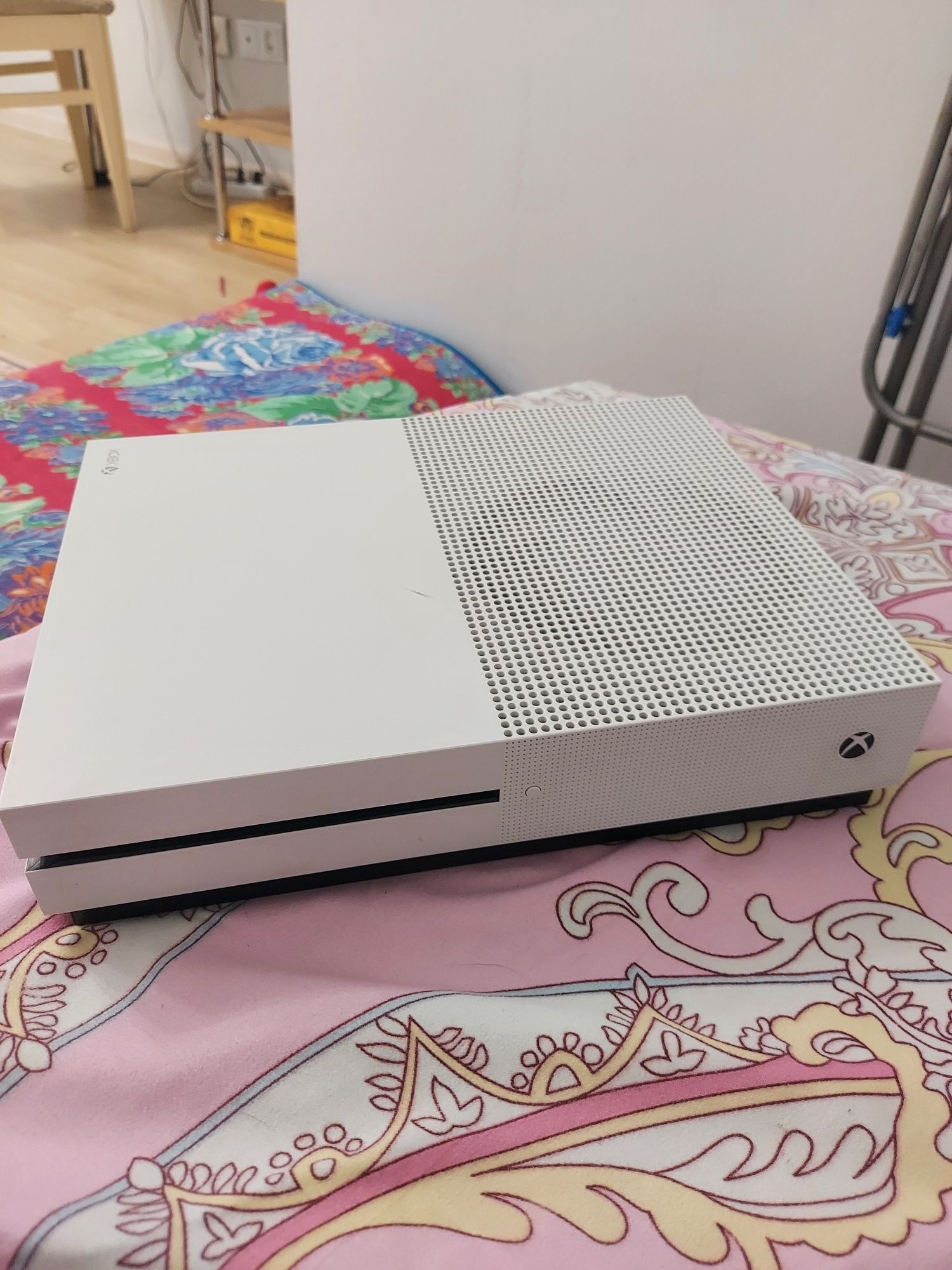 продам xbox one s СРОЧНО