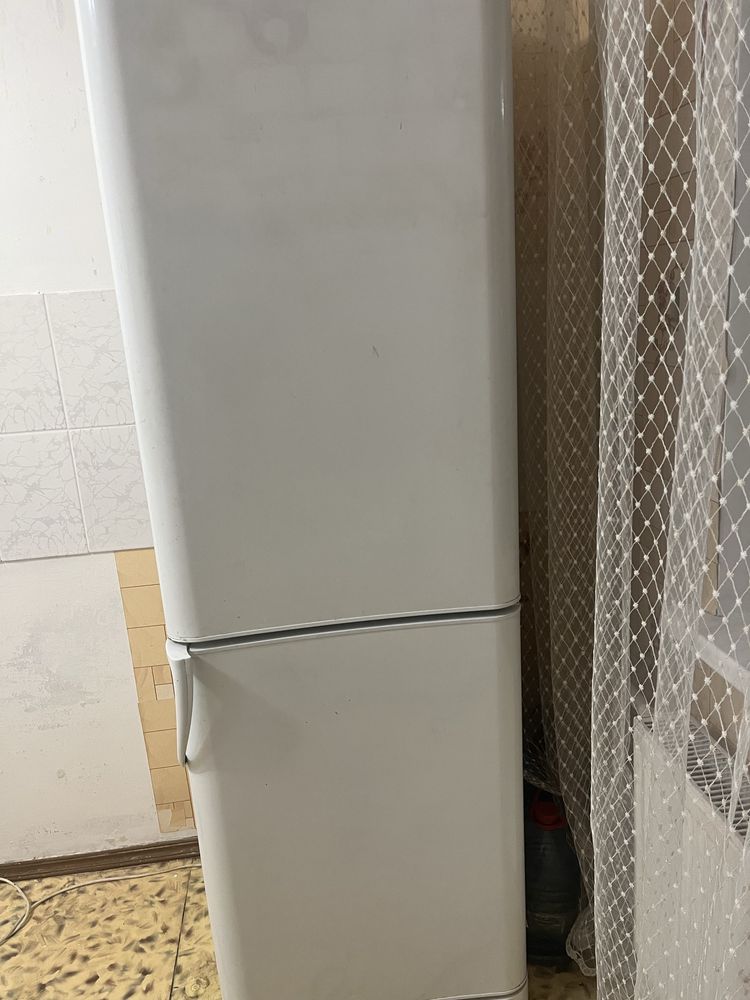 Отличный холодильник Indesit