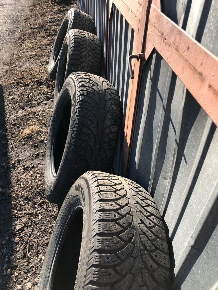 Шины зимние Nokian 235/65/17 комплект