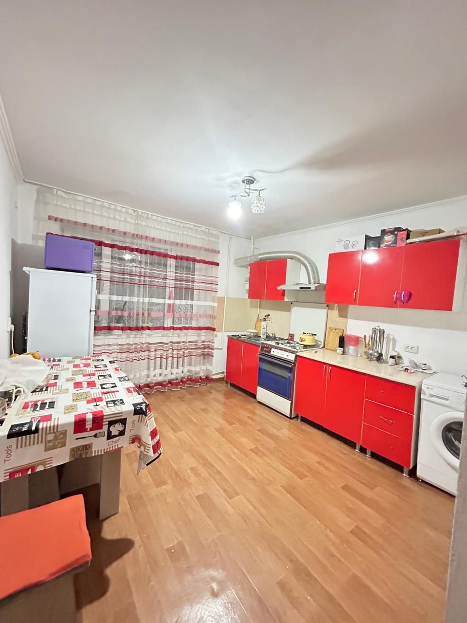 Продаю 2 ком.квартиру 3-4 базарчик (бывшая общага)