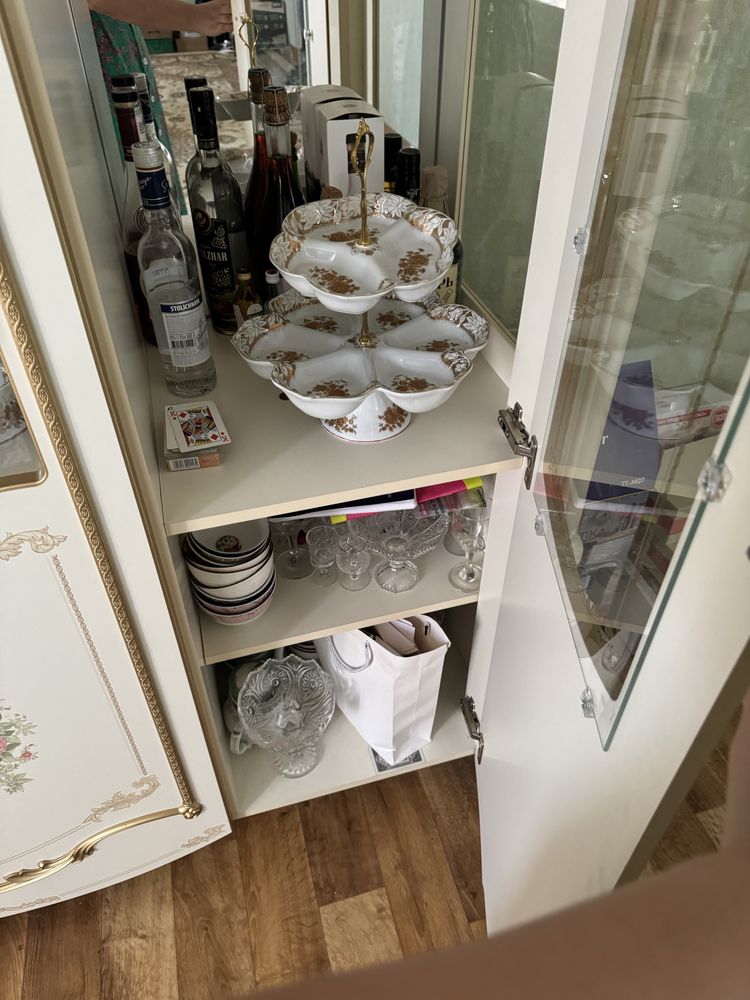 Горка для гостиной, новая