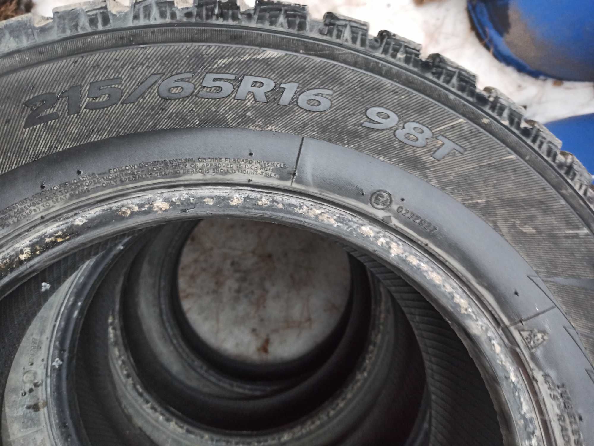 Зимние шины/колеса Hankook 215/65R16 (комплект) в хорошем состоянии