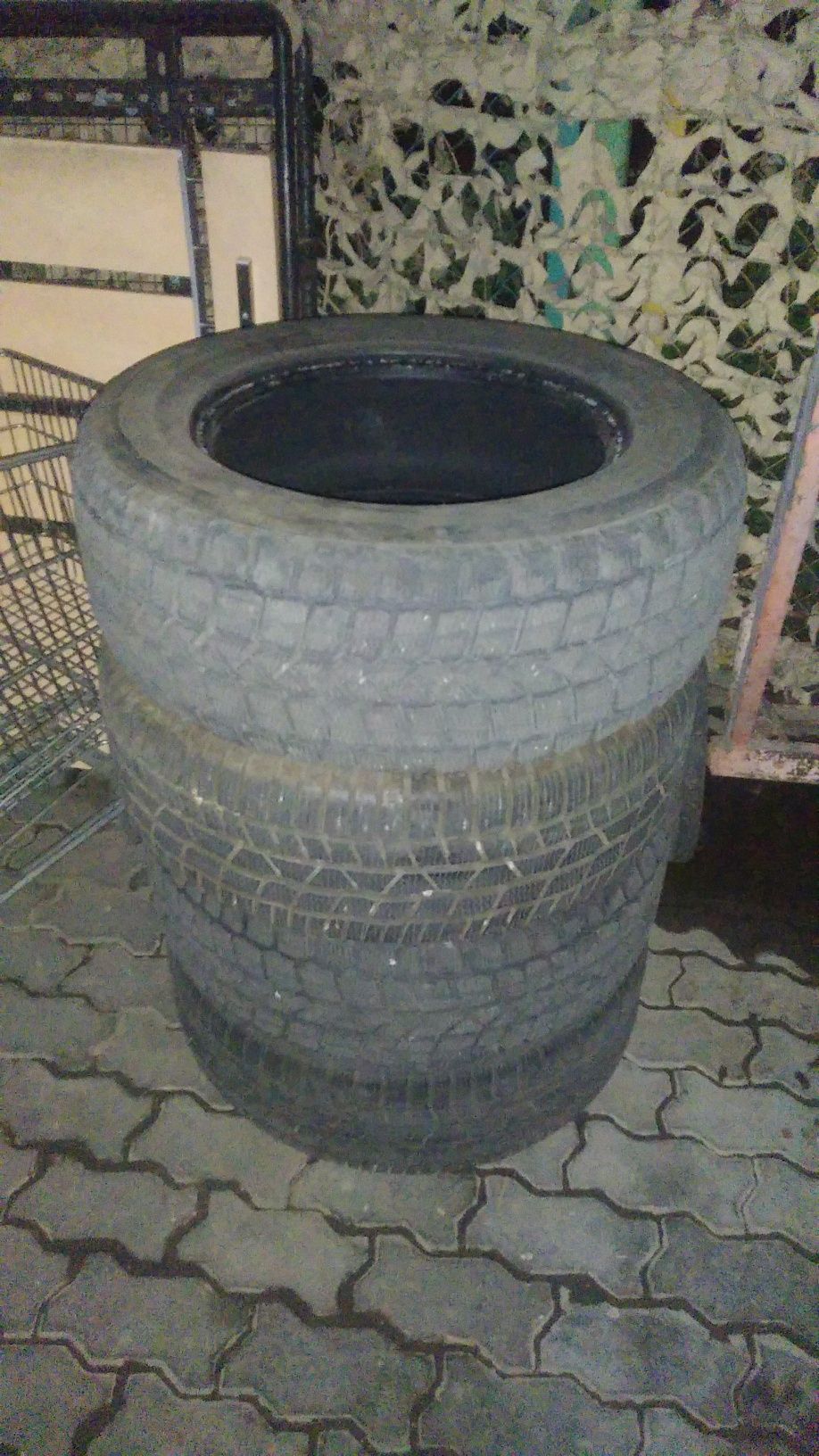 Резина зимняя  с размером 235/60/16