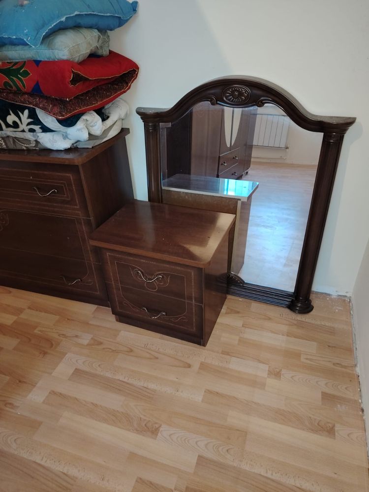 Продаю шкаф с комодом