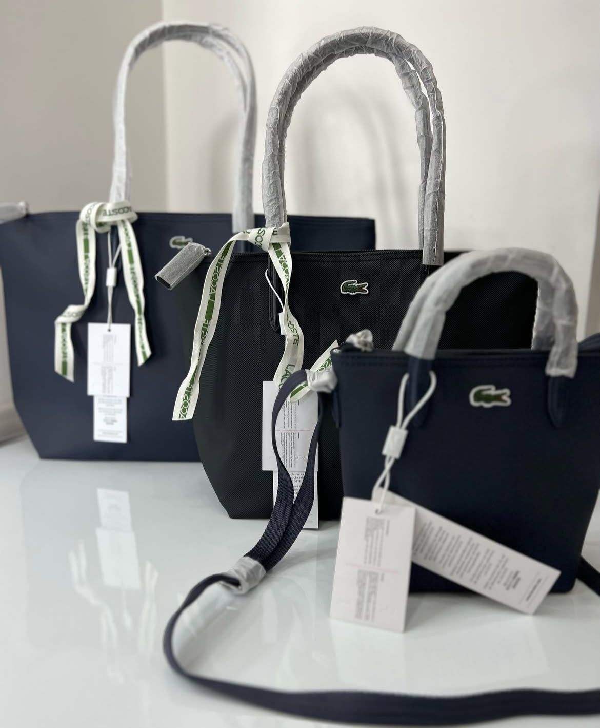 Продают сумки бренд Lacoste очень хорошие, удобные.