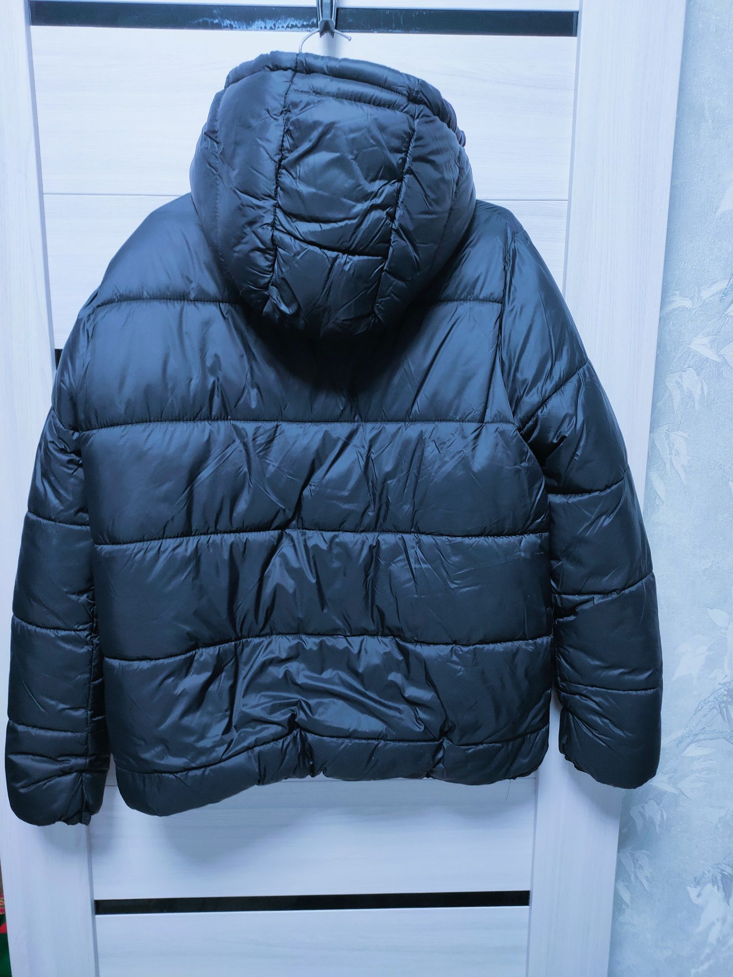 Продам женскую демисезонную куртку.