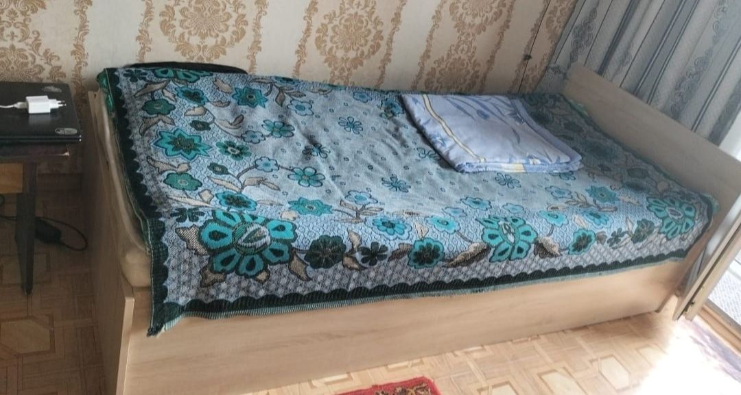 Кровать матрасом  200*90 м тремя Ящиками