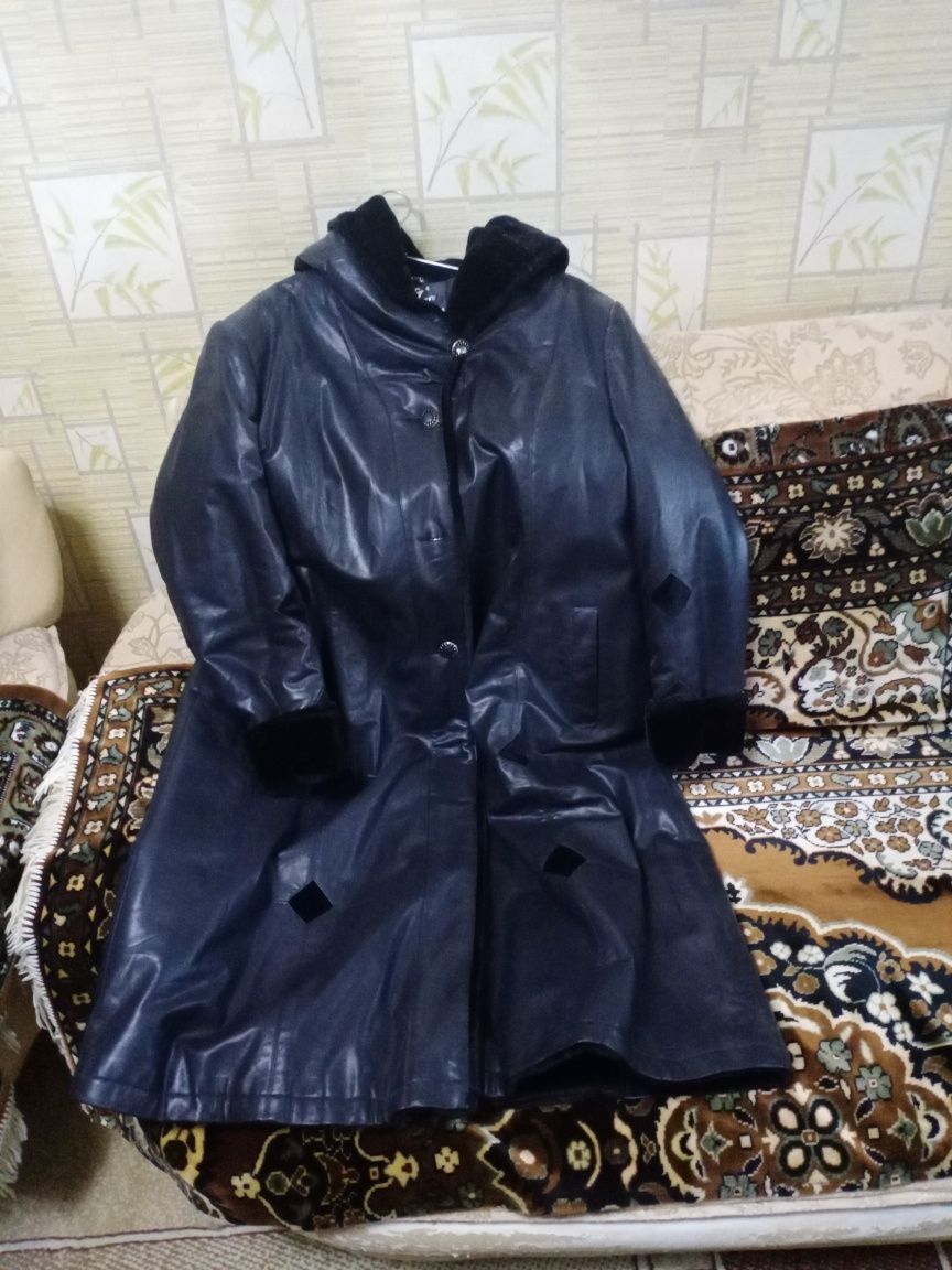 Продам две зимние куртки. Теплые.