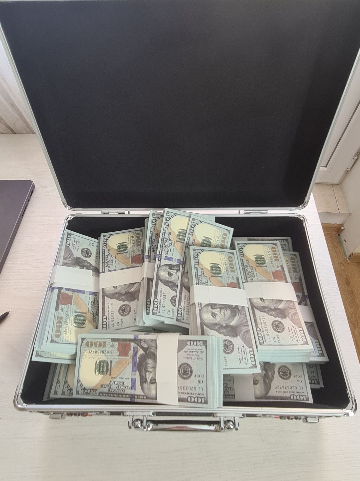 Кейс для денег с кодовым замком. Чемодан для документов