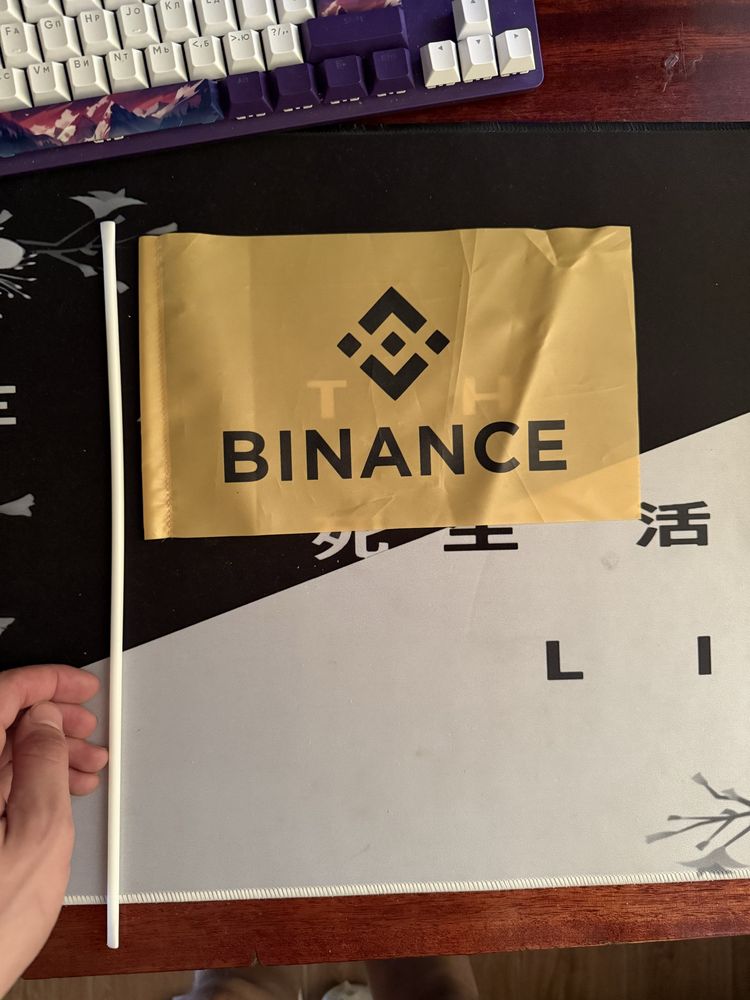 Флаг Binance с меропрития