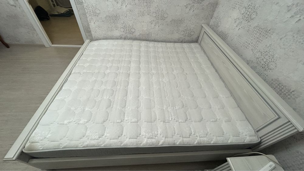 Двух спальная кровать с тумбочкой