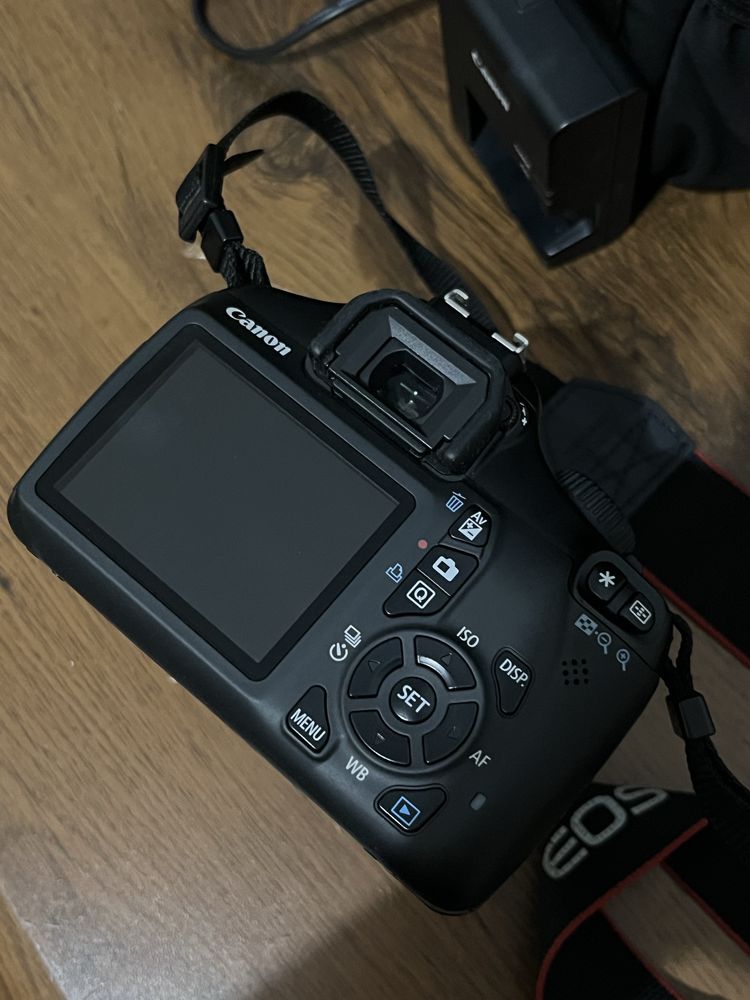 Продам Canon EOS 1100D