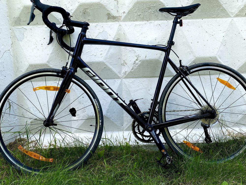 Продам шоссейный велосипед giant contend 3