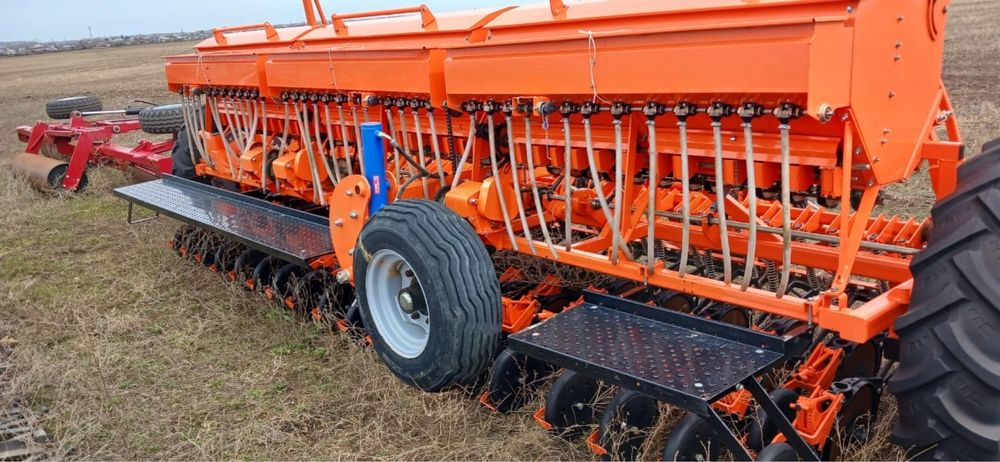 Продам сеялку (зерновая, травяная) СЗФ-5400-Т, Favorit Украина