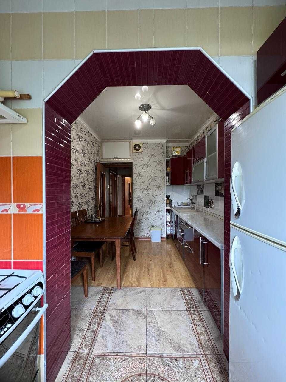 Продается 4-комнатная квартира в 16-микрорайоне (остановка Атлант)