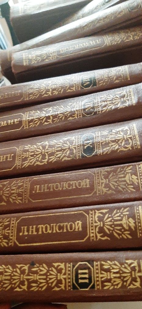 Продам книги, сборник Льва Толстого