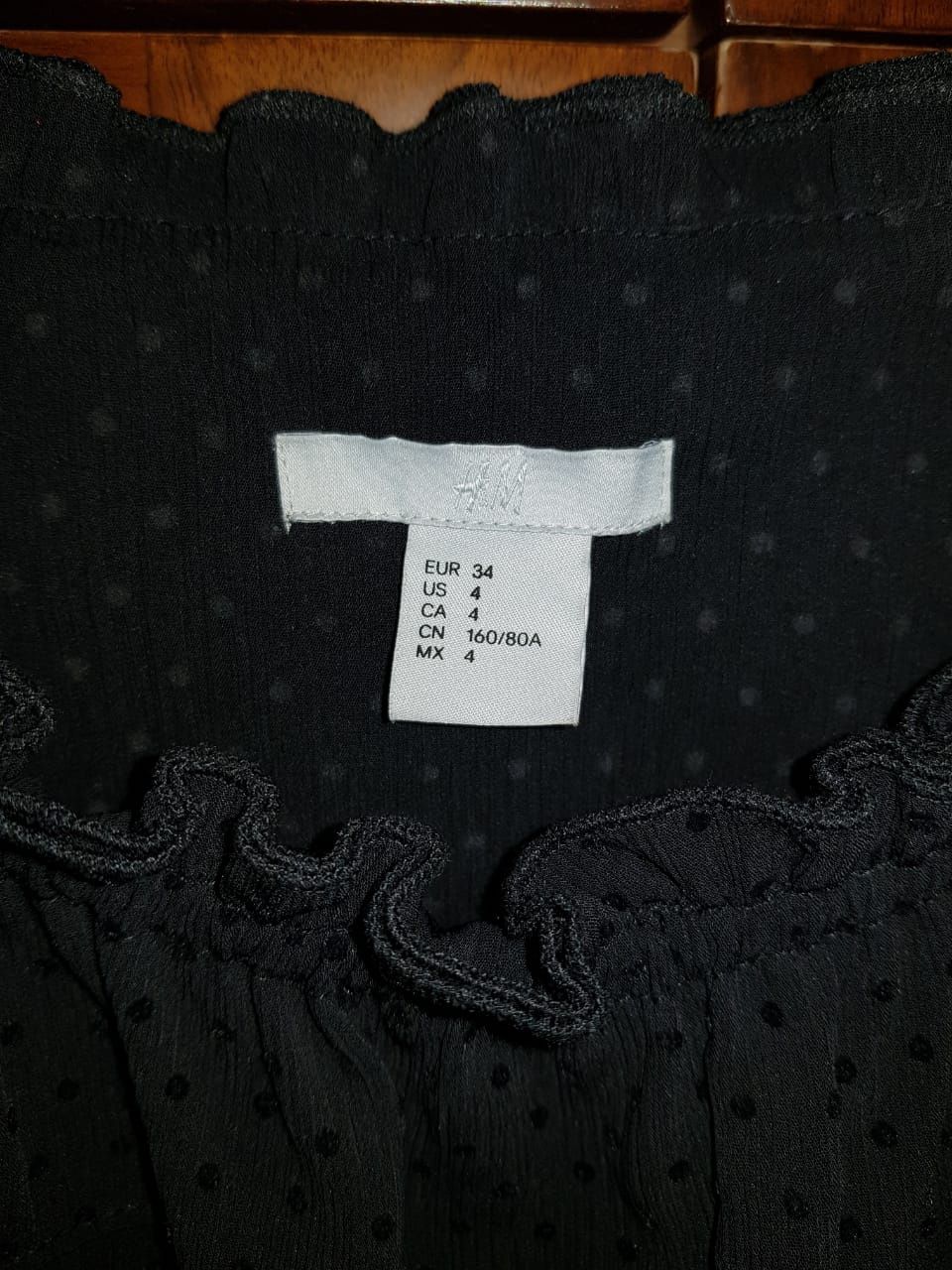 Продам сарафон H&M. Размер 34 XS. Цвет черный . В отличном состоянии.
