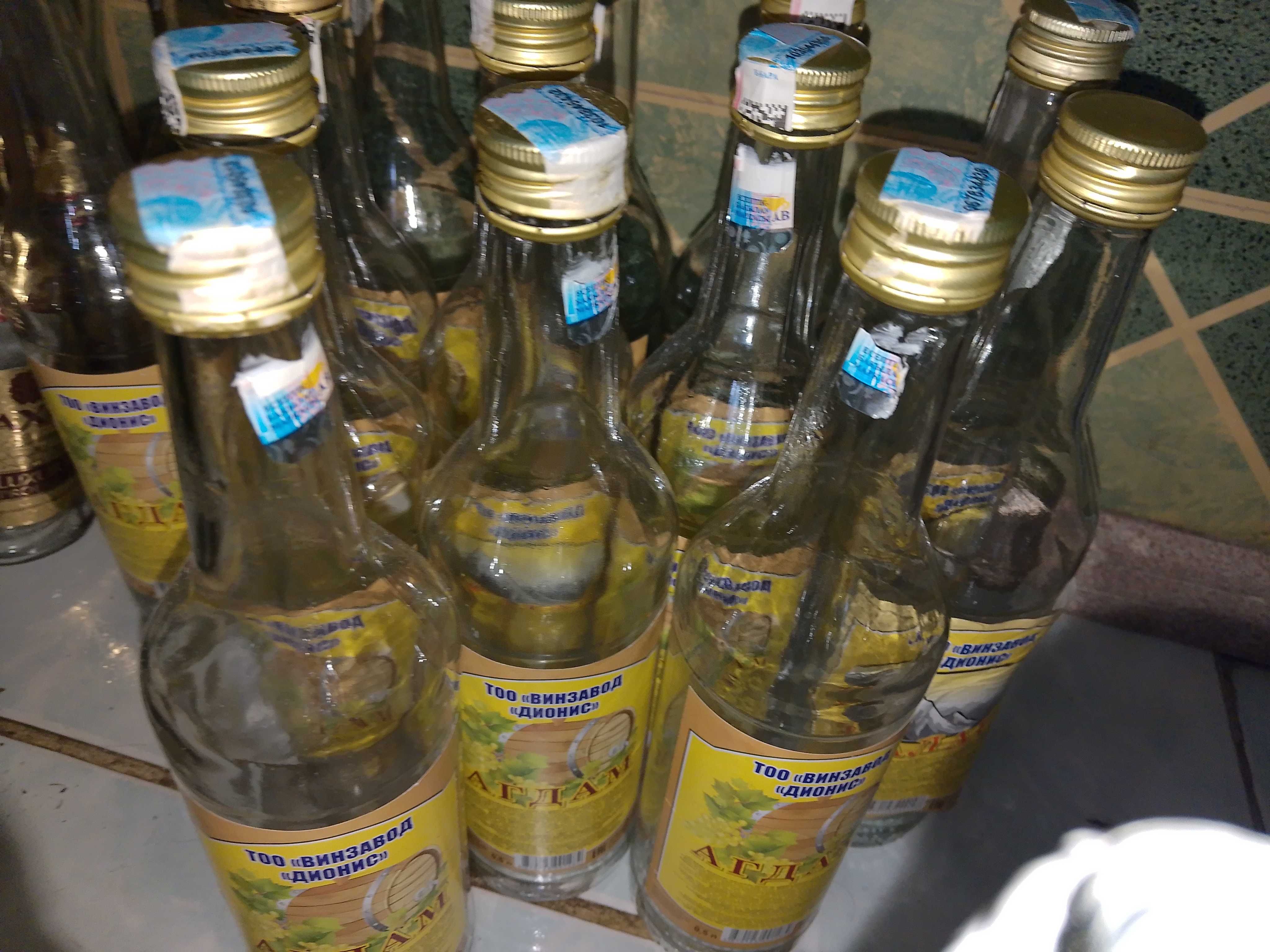 ПРОДАМ СТЕКЛЯННЫЕ БУТЫЛКИ от водки/вина ТАЛАС/АГДАМ! Винтовые . Чистые