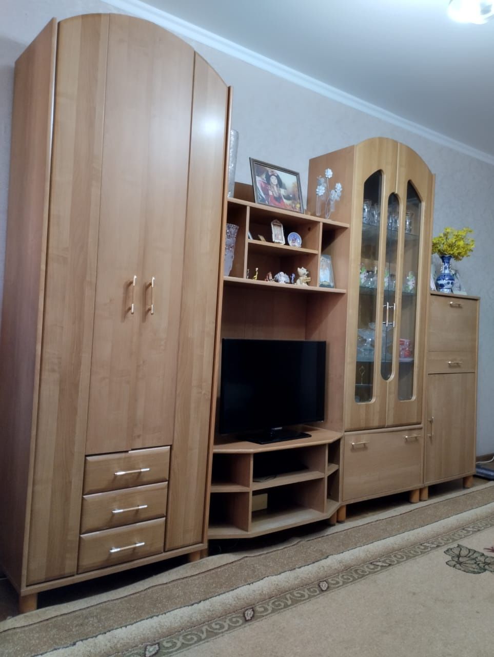 Продам мебель стенка , горка .
