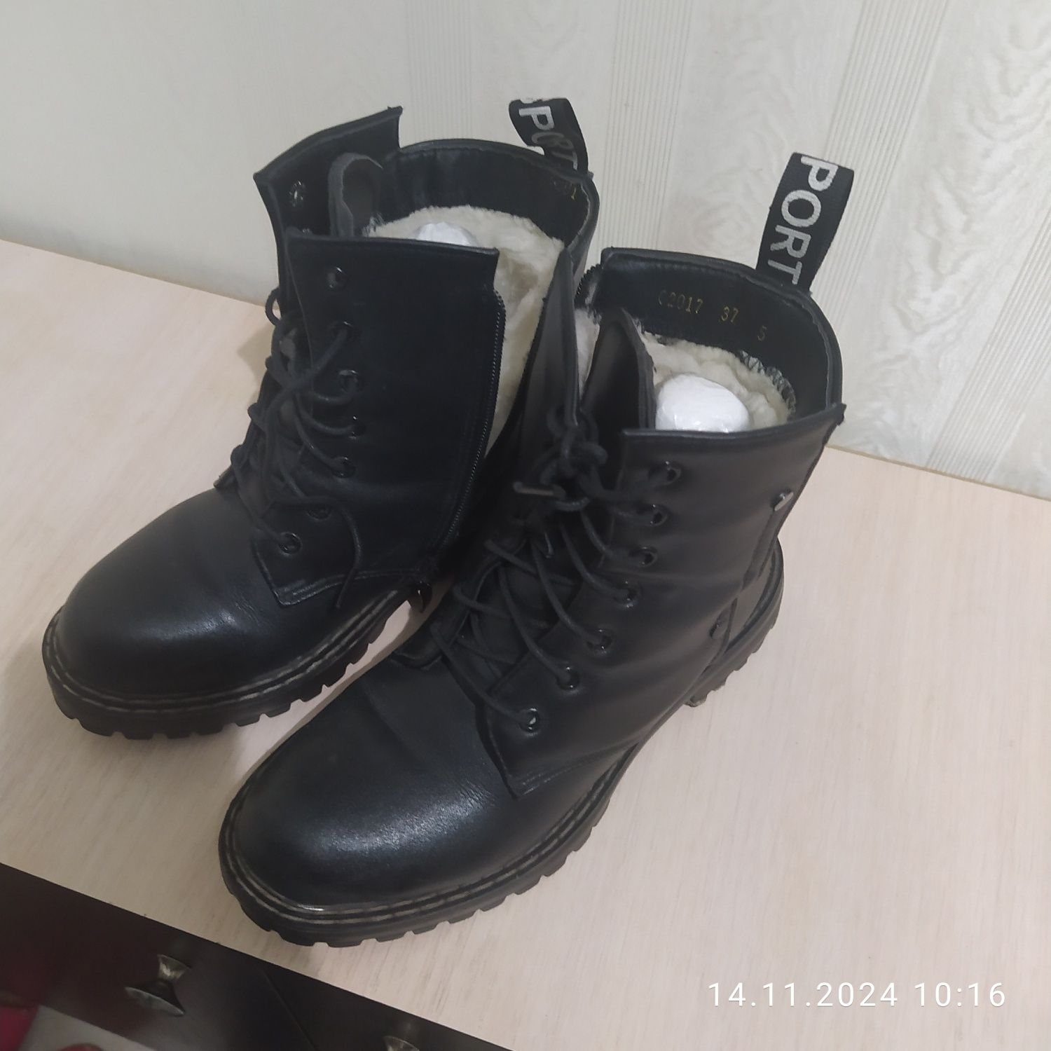 Продам новые зимние модные  ботинки