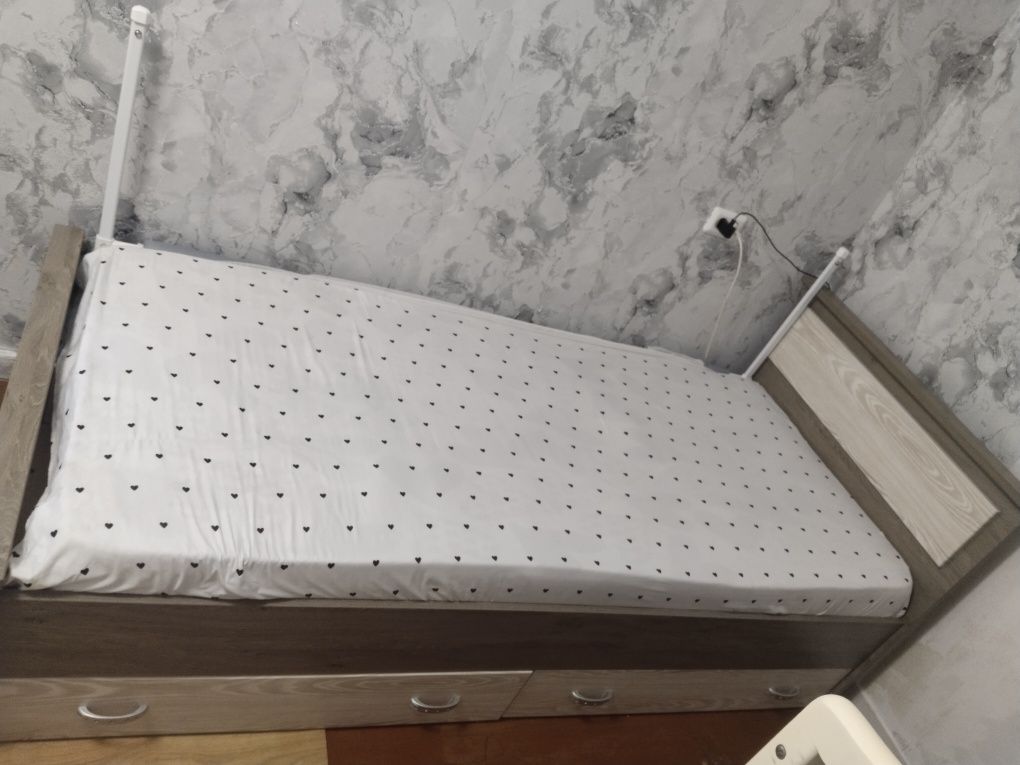 Срочно Продам односпальную кровать с раздвижными ящиками
