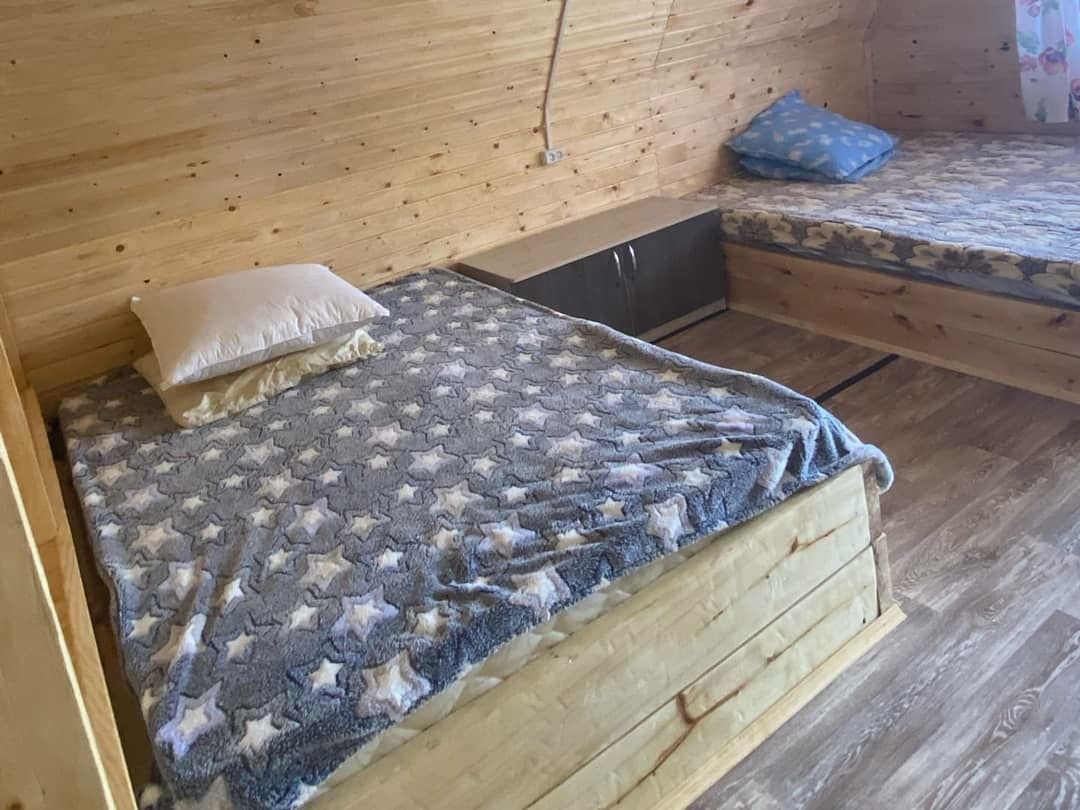 Сдаётся восьмиместный двухэтажный коттедж в селе Заводинка