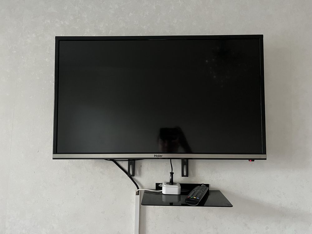 Продаю телевизор haier smart tv с кранштейном