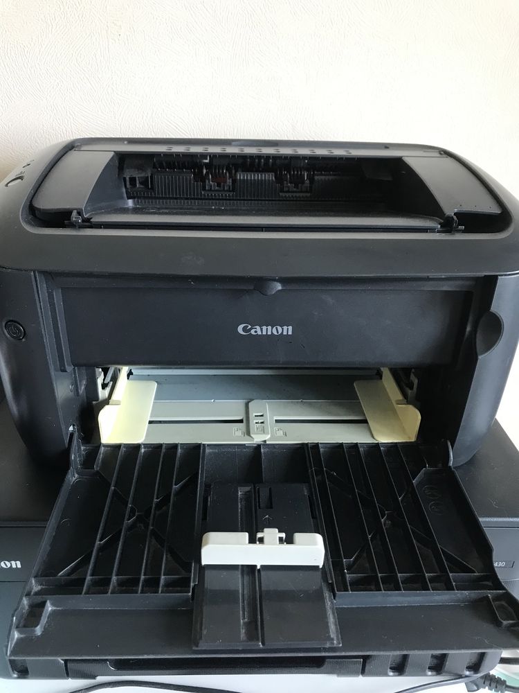Продам принтер Ч-б Canon i-sensys lbp6020b в подарок степлер до 100 л