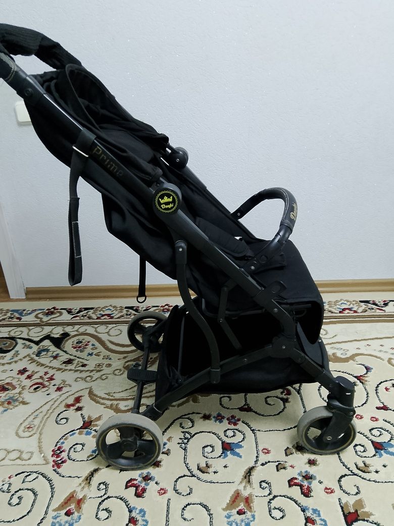 Продам коляску черного цвета