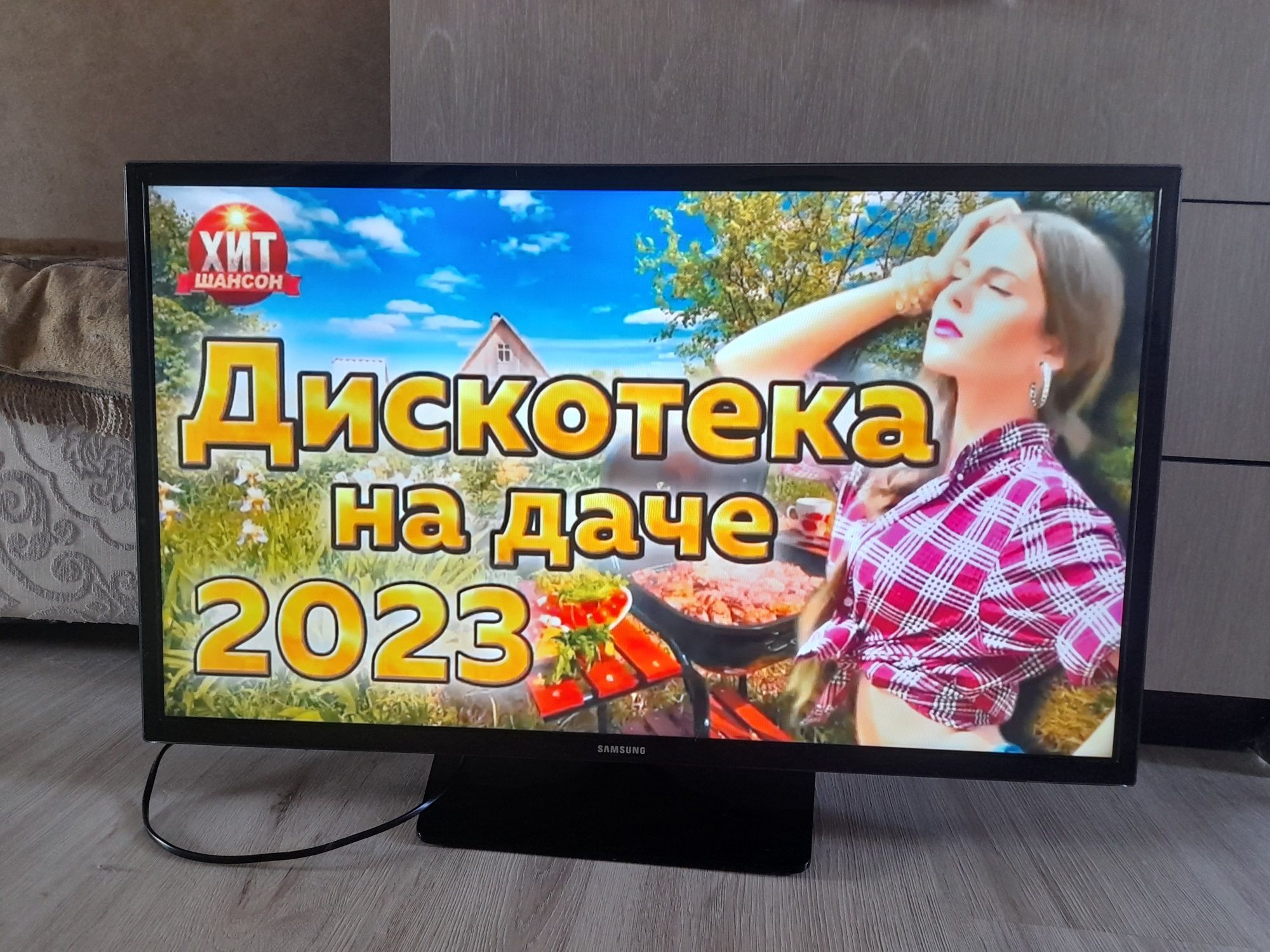 Смарт телевизор Samsung 81см - 32 дюйма. С креплением на стену.