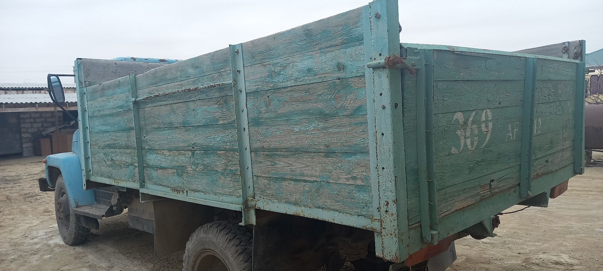Борт сатылаты газ 53 штамповка жүк тасылмаған учебный көлікте болған.