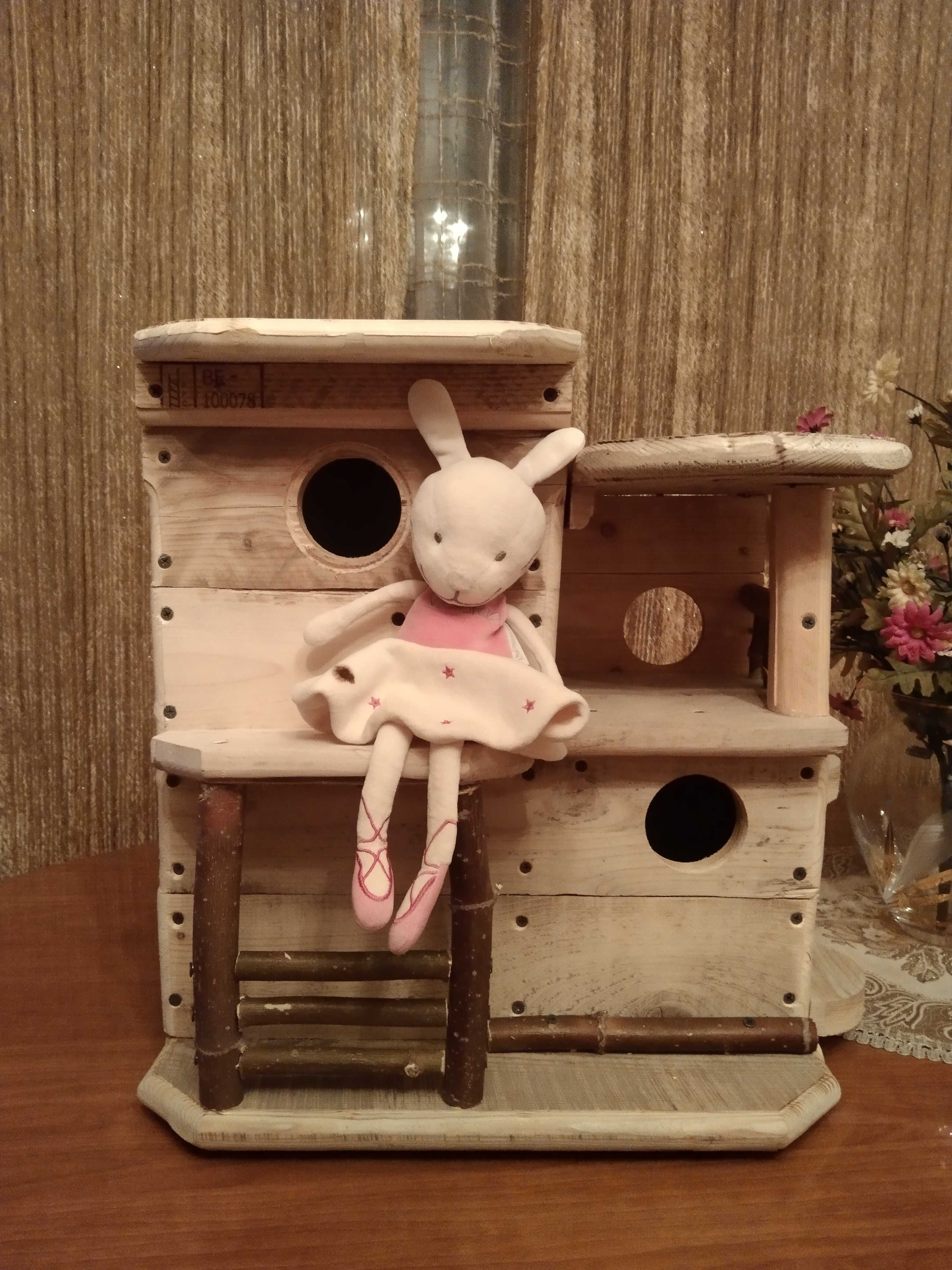 Деревянные фигурки , домик и кормушка для белки.