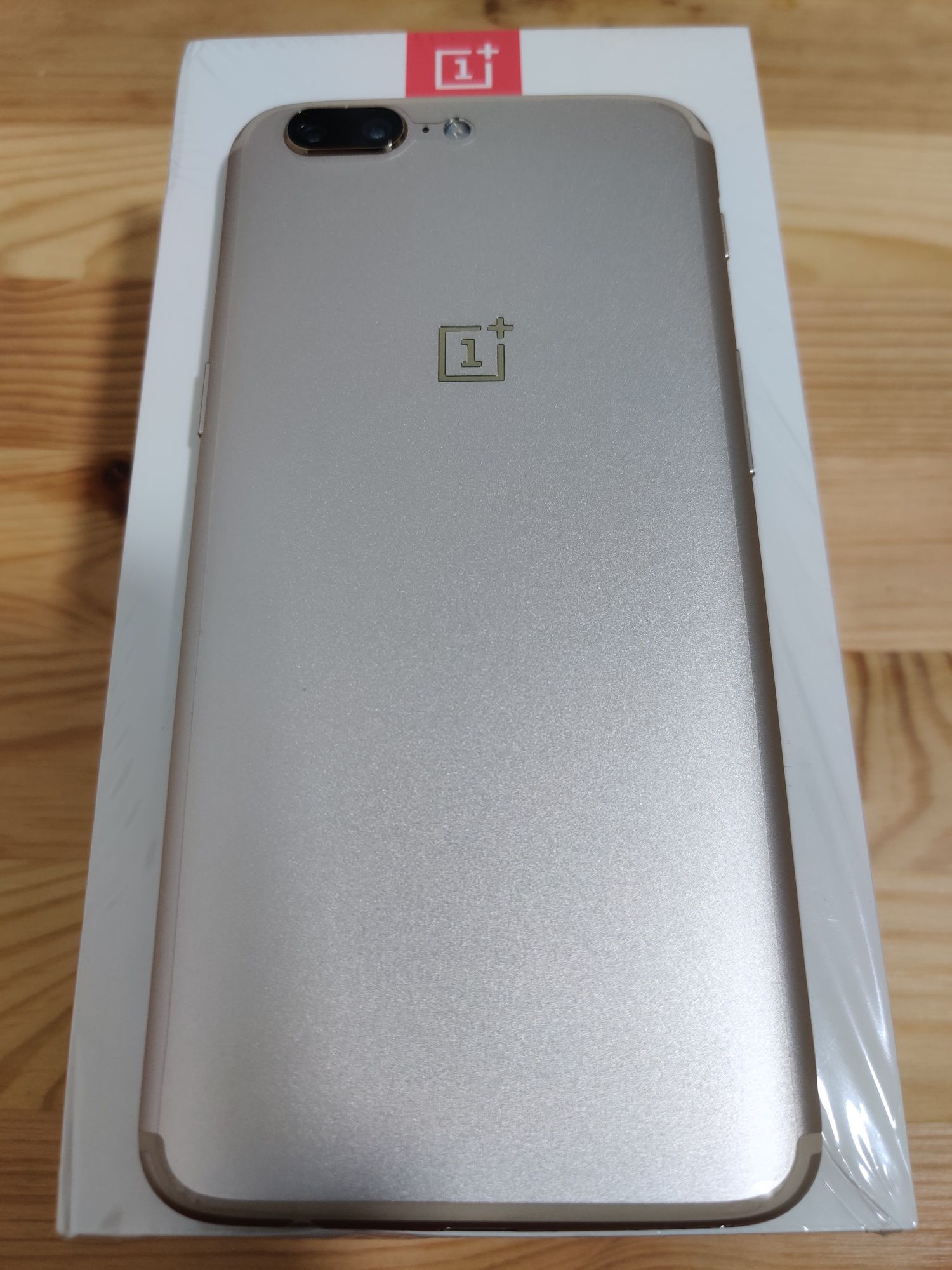 Легендарный смартфон OnePlus 5 8/128 в золотом цвете и идеальном сост.