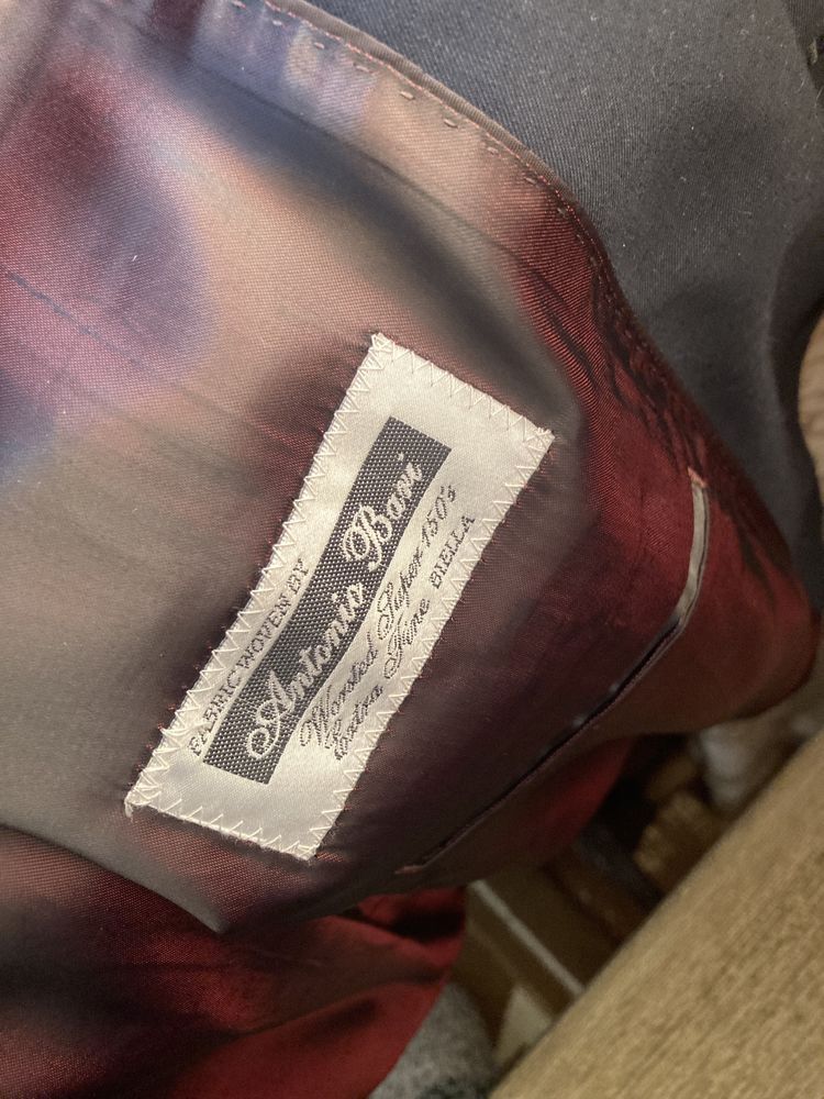 Продам строгий костюм Gino Valentino Milano