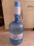 Помпа для бутыля 19 литров воды новая. Бутылки 19 л. Насос для воды