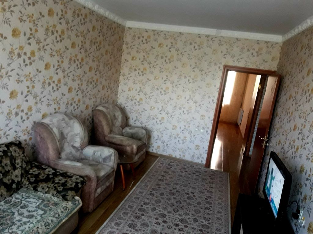 2-х комнатная кв. В 7 мкр, море через дорогу.