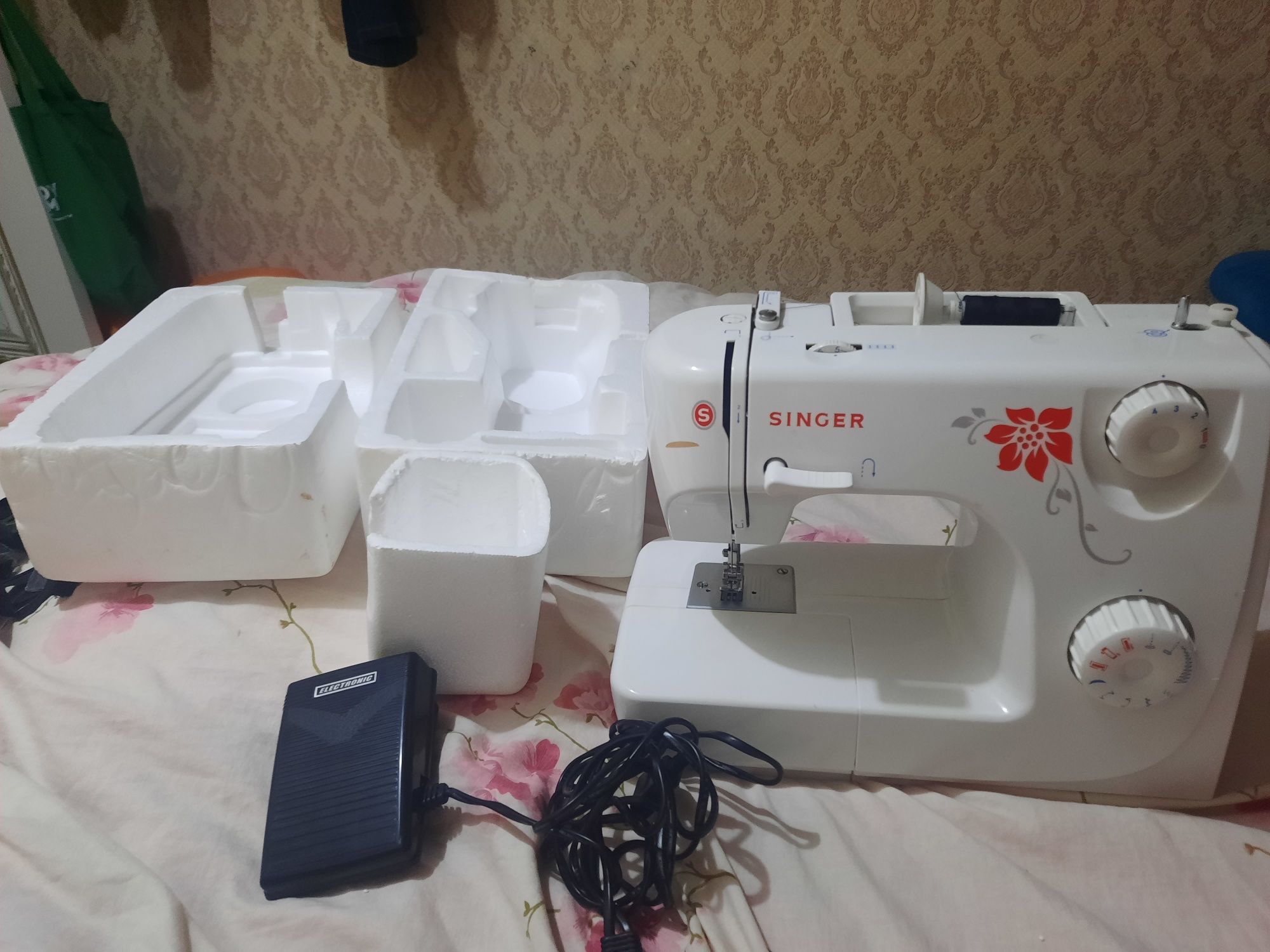 Продам швейную  машину SINCER 8280