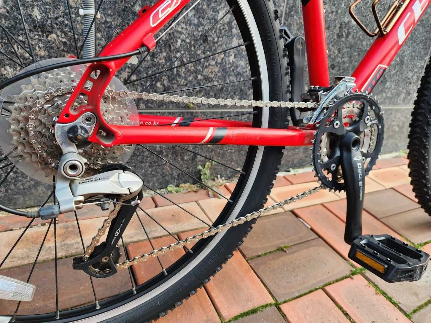 Шоссейный велосипед Fuji Roubaix 3.0. Горный велосипед: CELLO CXC2000.