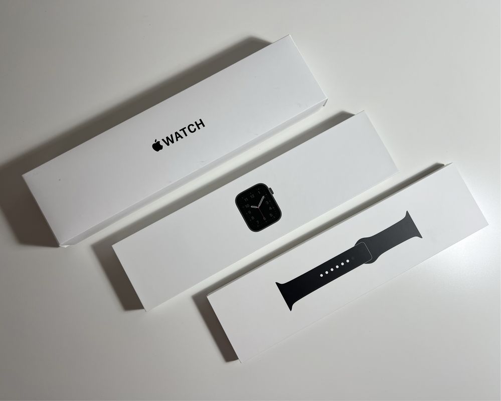 Apple watch SE 44mm, Space Gray Aluminium Case with Black Sport Brand.
