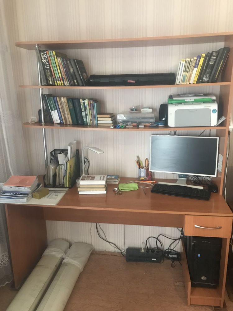 Продаю стол. Срочно.