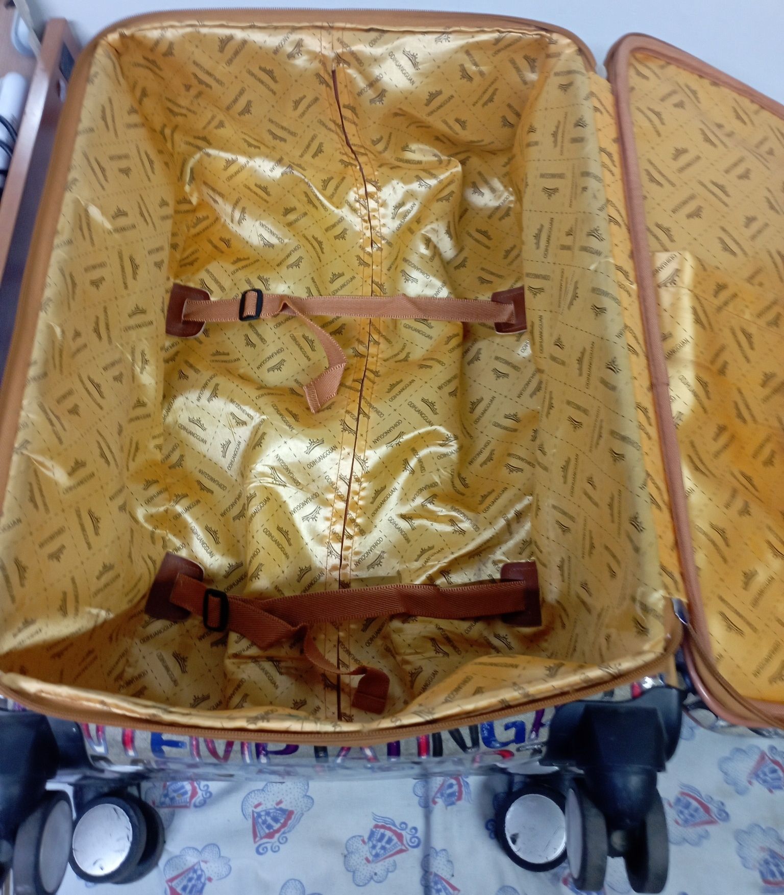 Продам чемодан б/у