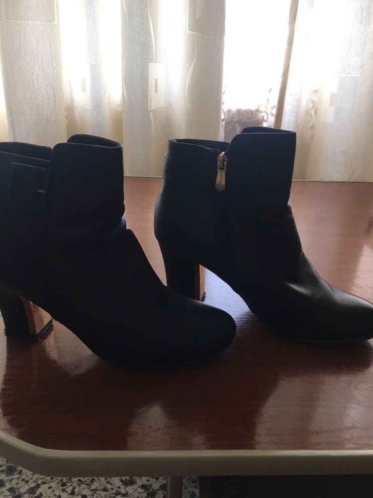 Продам недорого женскую и мужскуюобувь