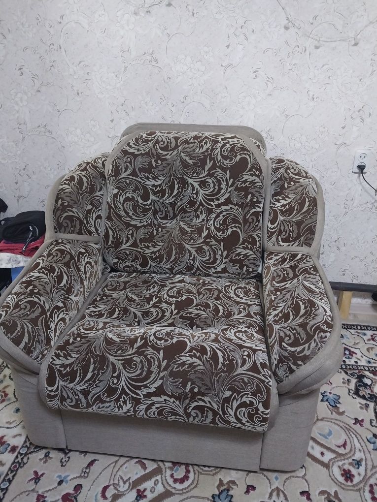 Продам Диван с креслом