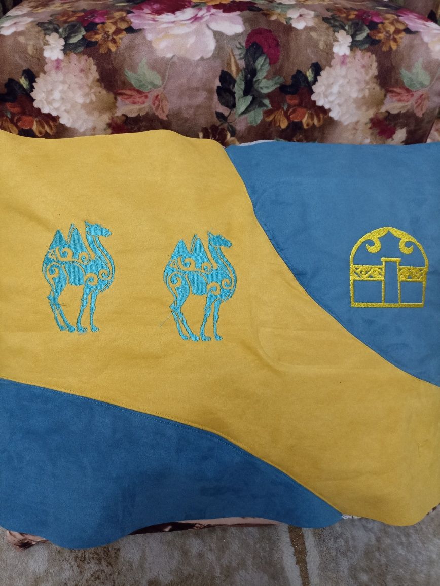 Подушки с вышивками,