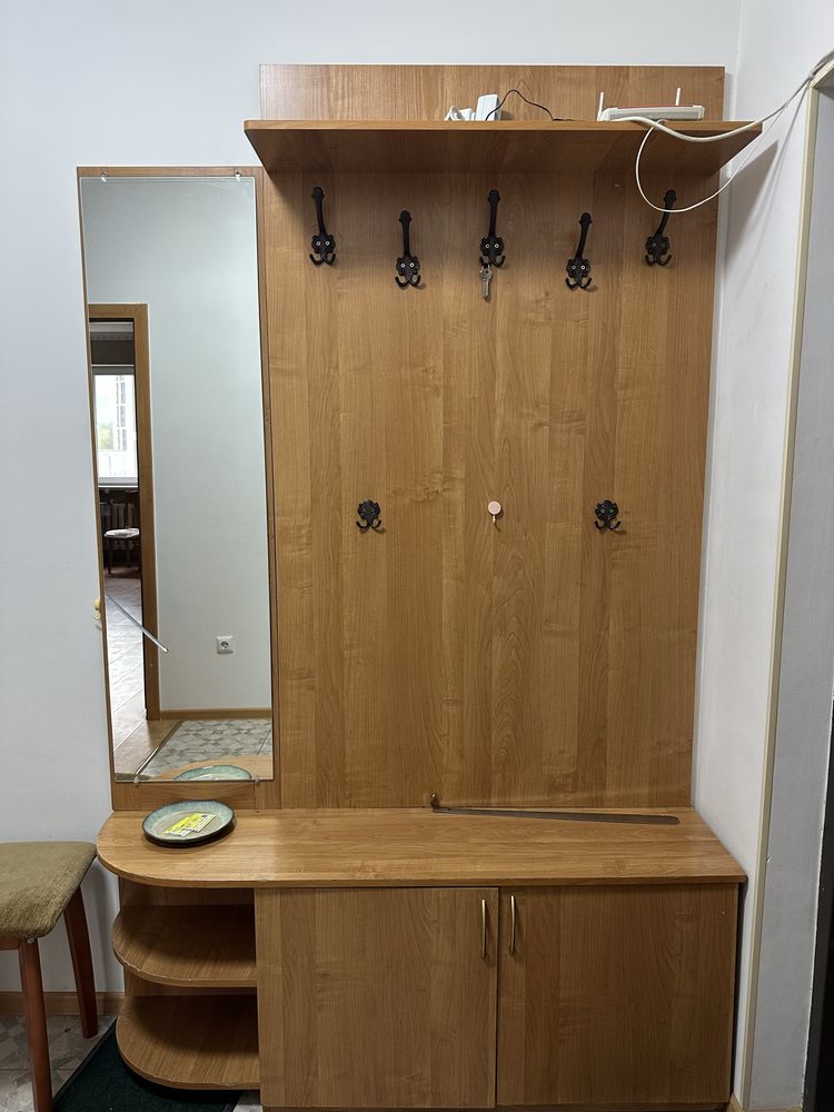 Прихожая с зеркалом и вешалкой