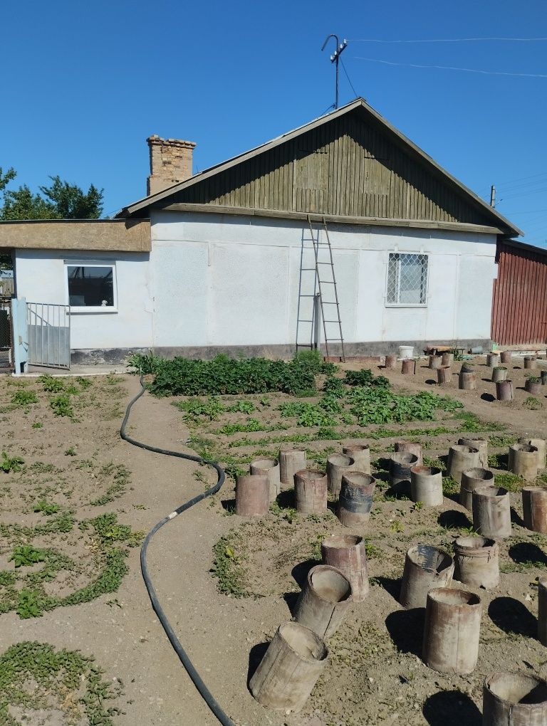 Продам дом на Рыбачем.Дом теплый.Свежий ремонт .Дом находится возле ме