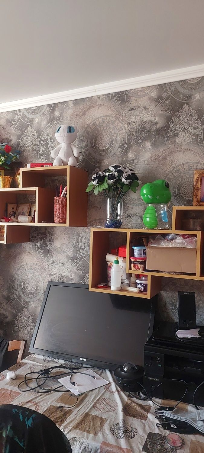 Продаётся спальный гарнир  подростковый.Состоит из трех  секций,шкаф.