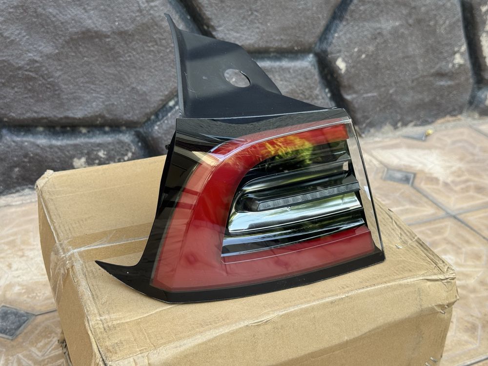 Задняя фара Tesla Model Y (левый)