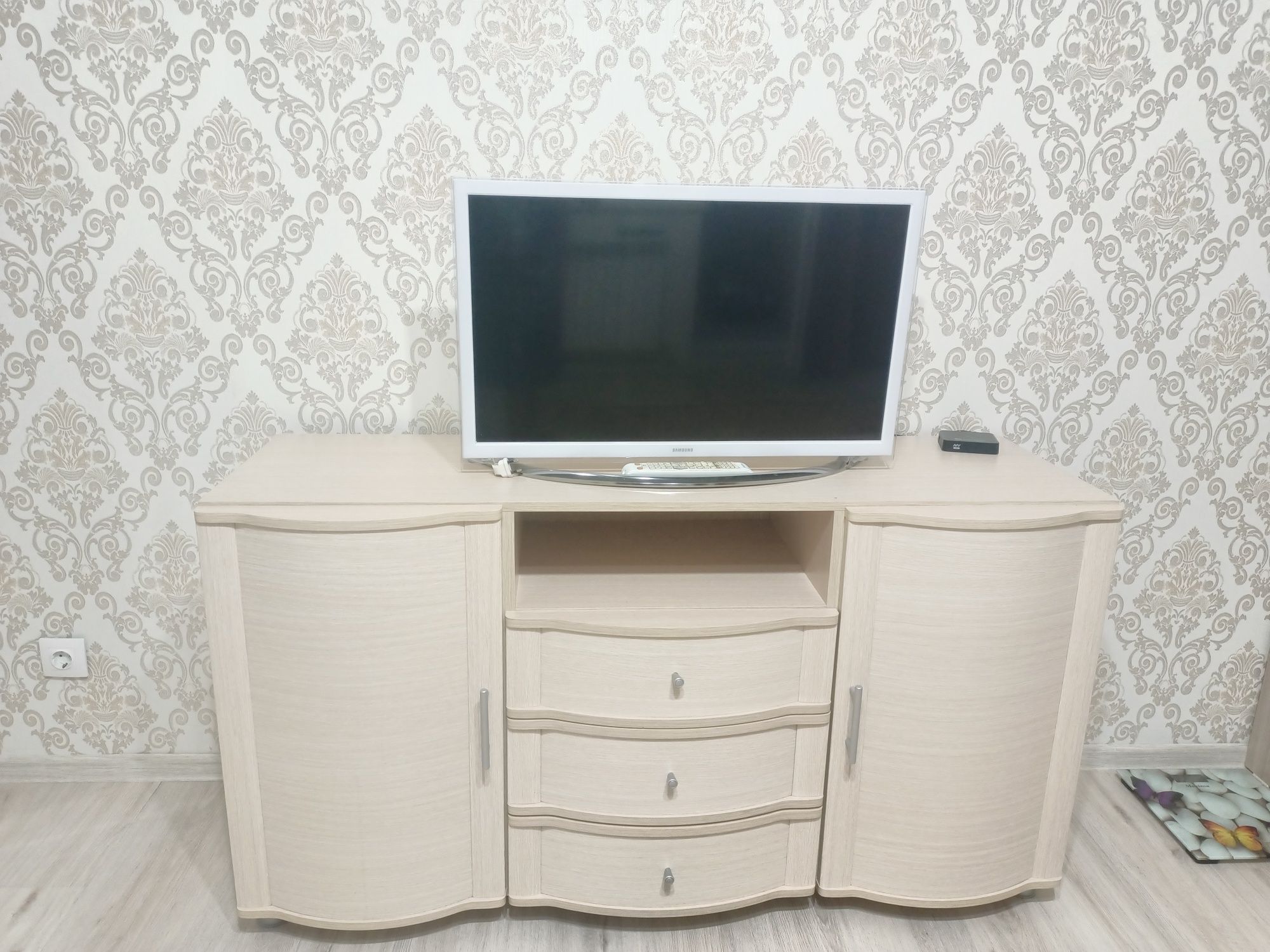 Продам комод, шкаф , стол  , кухню
