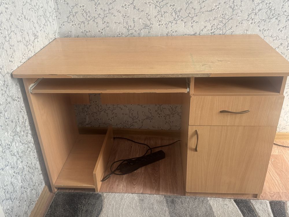 Продам стол компьютерный